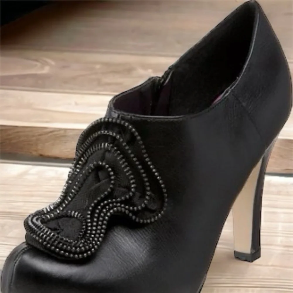 Madden Girl Black Leather Rokker Ruffled Zipper Bootie 4 Inch Heels Womens 11